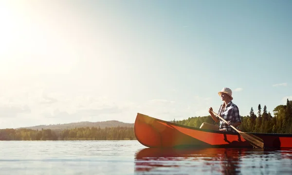 过着那样的独木舟生活一位年轻貌美的女子在湖上划船一天 — 图库照片
