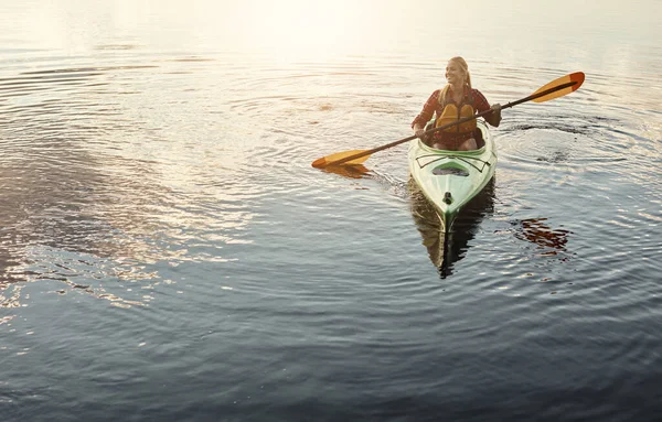 Paddle All Stress Away Attractive Young Woman Out Canoe Ride — Stock Photo, Image
