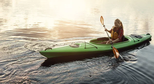 합니다 호수에 카누를 매력적 — 스톡 사진