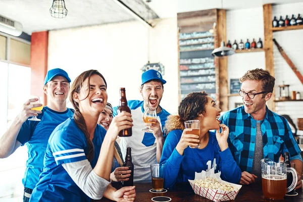 一致する日の振動 バーでスポーツの試合を見ながらビールを飲んでいる友人たちが — ストック写真