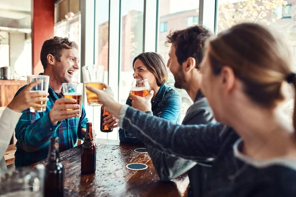 Hafta Sonu Burada Başlıyor Bir Grup Arkadaş Bir Barda Eğlenirken — Stok fotoğraf