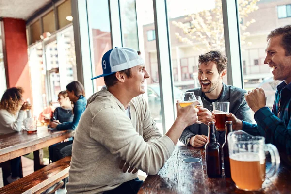Getting Drinks Mates Three Male Friends Having Drinks Bar — Stock Photo, Image