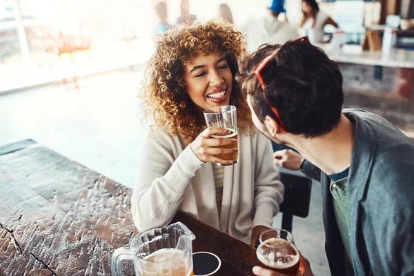 Cuéntame Más Sobre Joven Feliz Tomando Cervezas Bar — Foto de Stock