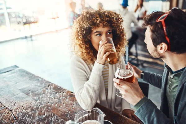 Agarrando Cada Palavra Dele Jovem Feliz Mulher Tomando Cervejas Bar — Fotografia de Stock