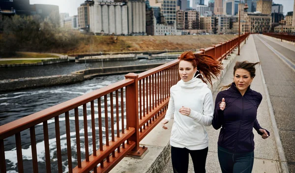 Ett Par Fitnessberoende Två Attraktiva Unga Kvinnor Som Springer Genom — Stockfoto
