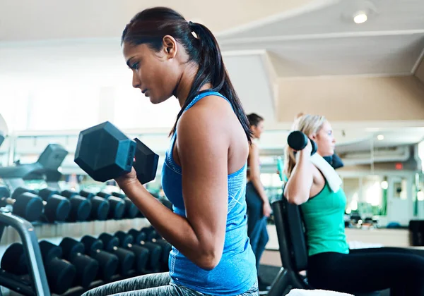 Heeft Wat Kracht Die Biceps Aantrekkelijke Jonge Vrouwen Trainen Met — Stockfoto