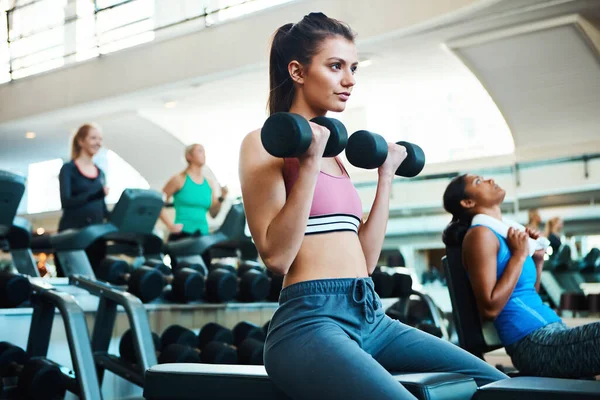 Vastbesloten Haar Fitness Doelen Bereiken Aantrekkelijke Jonge Vrouwen Trainen Met — Stockfoto