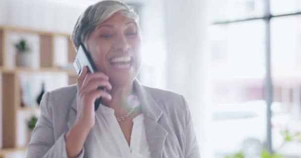 コミュニケーション オフィスでの電話で幸せな高齢者の女性と笑いや笑顔 連絡先または接続 ソーシャルネットワーク 仕事でスマートフォンで興奮した会話をしている高齢女性 — ストック動画