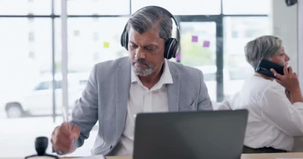 Ακουστικά Laptop Και Επιχειρηματίας Που Γράφει Στο Γραφείο Ακούγοντας Podcast — Αρχείο Βίντεο