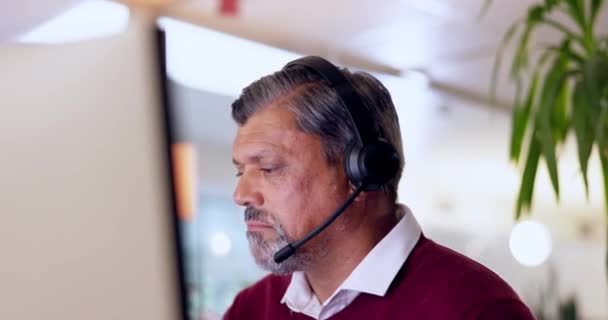 呼叫中心 通信和商务人员在计算机上与虚拟客户进行咨询 在夜间提供支持或建议 办公室网络聊天平台上的电信代理 顾问或老年人 — 图库视频影像