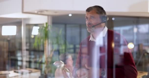 Raam Callcenter Senior Man Communicatie Met Telefoongesprek Headset Het Werk — Stockvideo