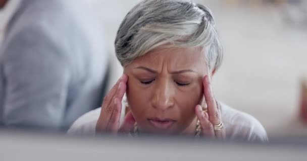 Stress Mal Testa Donna Anziana Sullo Schermo Del Computer Stanca — Video Stock