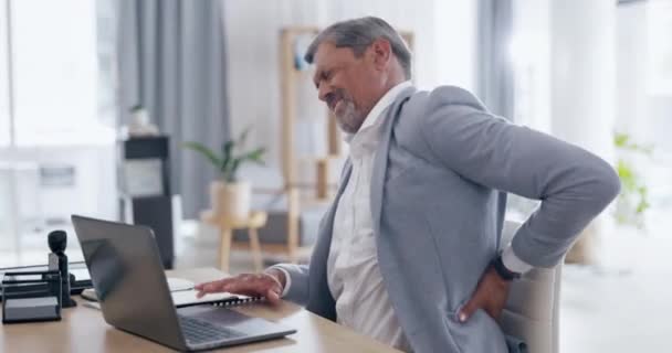笔记本电脑 背痛和资深商人在他的办公桌前与肌肉受伤在办公室 过度劳累或精疲力尽 紧张或疲倦 以及坐在电脑前的椅子上出现肌肉问题或不适的人 — 图库视频影像