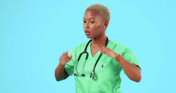 护士和黑人妇女抑郁症在工作室孤立的蓝色背景模型 疲倦和女性医务专业人员严重 坏消息或问题后颈部疼痛和悲伤 — 图库视频影像