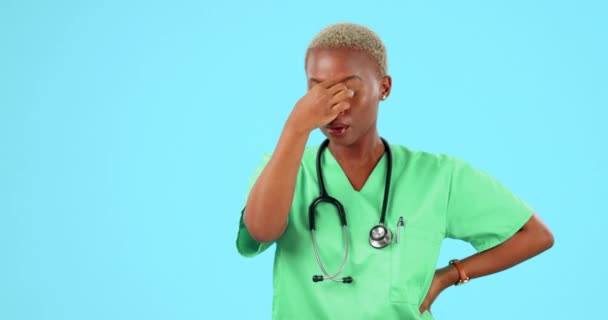 护士和黑人妇女与头痛 疼痛或疲倦在工作室孤立的蓝色背景模型 偏头痛 女性医务专业人员和病人 疲倦或抑郁 脑雾和精疲力尽 — 图库视频影像