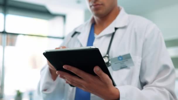 Denken Arts Typen Medische Tablet Voor Onderzoek Naar Gezondheidszorg Geneeskunde — Stockvideo
