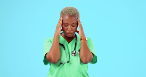 护士和黑人妇女头痛 疼痛或疲倦在工作室孤立的蓝色背景模型 偏头痛 女性医务专业人员及病人 疲倦或抑郁 脑雾及压力 — 图库视频影像