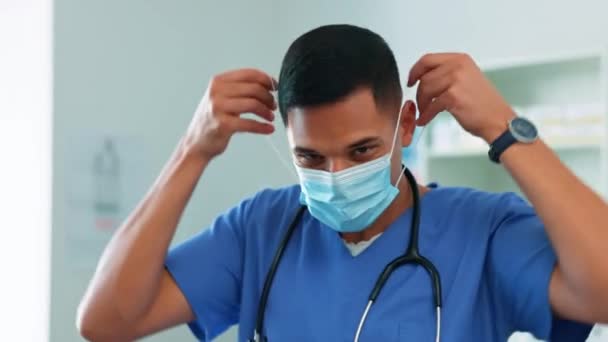 Covid Médico Cirujano Con Mascarilla Facial Estetoscopio Alrededor Del Cuello — Vídeos de Stock