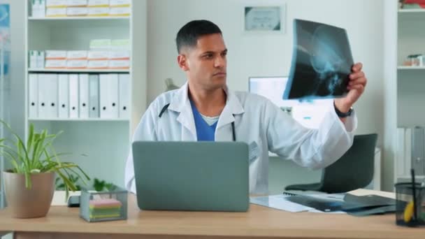 医疗X光 男医生和笔记本电脑 用于结果和医疗保健 外科或医疗保险 医院配备了Mri扫描和用于分析 网络连接和远程保健的技术的男工 — 图库视频影像