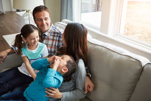 Puedes Poner Precio Estos Momentos Una Familia Joven Feliz Cuatro —  Fotos de Stock