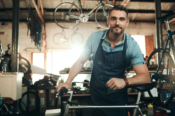我为我的自行车修理技巧感到自豪 一个成熟男子在自行车修理店工作的画像 — 图库照片