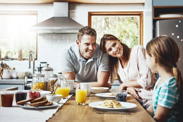 Princesita Disfrutando Desayuno Una Familia Desayunando Juntos Casa — Foto de Stock