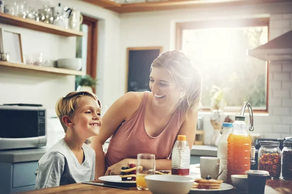 没有什么是煎饼解决不了的 当他吃早饭时 一个女人和她的儿子坐在一起 — 图库照片