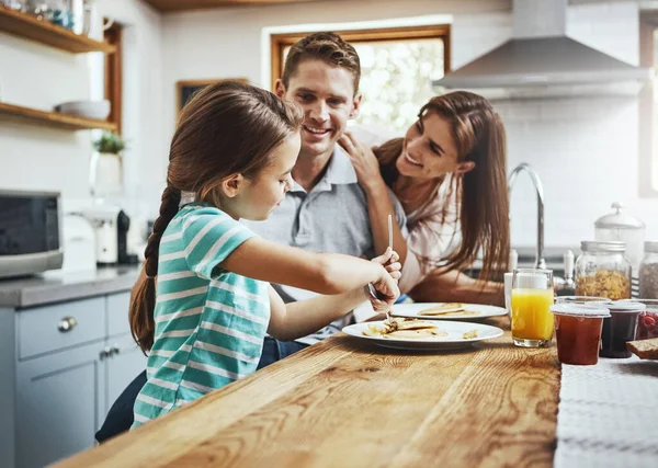 Excavando Delicioso Desayuno Una Familia Desayunando Juntos Casa — Foto de Stock