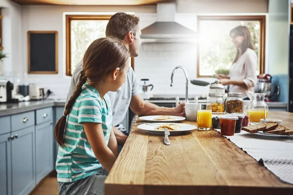 妈妈总是做菜做早餐 一家人在家里一起吃早餐 — 图库照片