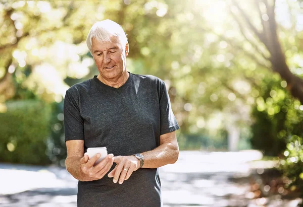 Can Meet Run Senior Man Texting Cellphone While Out Run — Stock Photo, Image