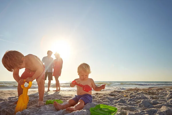 Digging Some Treasure Two Little Boys Playing Beach Parents Background — Stock Photo, Image