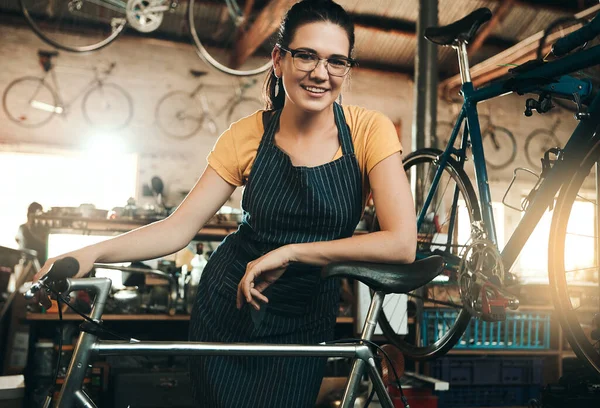 Specialize Keeping Your Bike Tip Shop Shape Portrait Young Woman — Stock Photo, Image