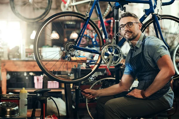 自行车天才 一个成熟男子在自行车修理店工作的画像 — 图库照片