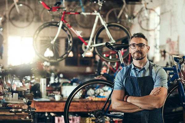 没有什么比自信更能鼓励成功 一个成熟男子在自行车修理店工作的画像 — 图库照片