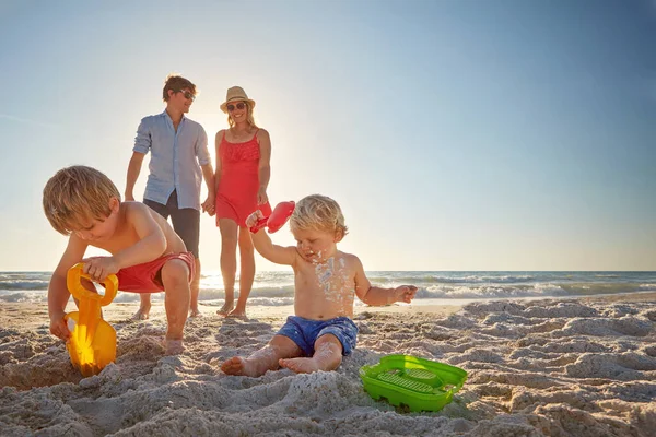 Esta Praia Verifica Todas Caixas Para Toda Família Dois Meninos — Fotografia de Stock