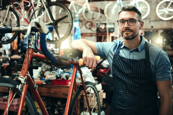 把你的旧自行车还给我吧 一个成熟男子在自行车修理店工作的画像 — 图库照片