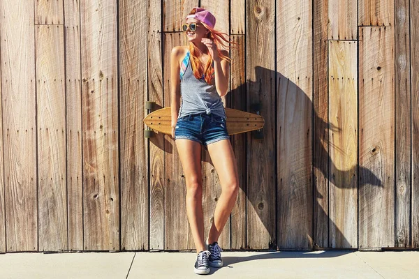 Найсвіжіше Під Сонцем Молода Жінка Висить Дошці Скейтбордом — стокове фото