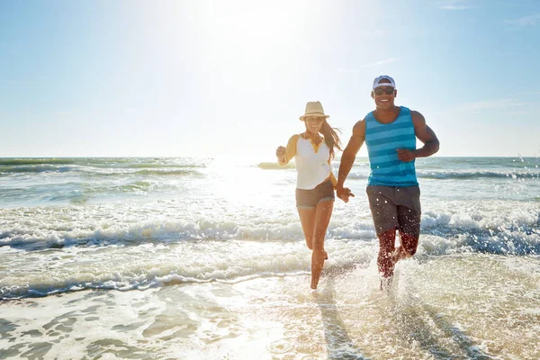 Солнечный Свет Лучшее Лекарство Счастливая Молодая Пара Прогуливается Пляжу — стоковое фото