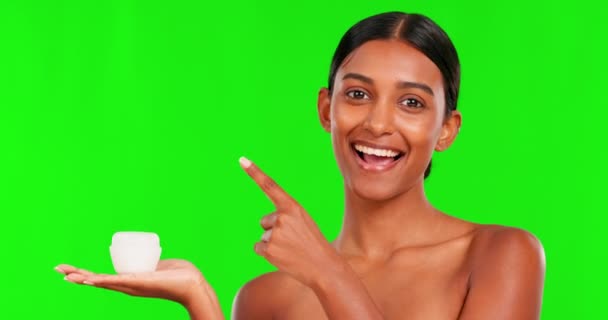 Skincare Loção Uma Mulher Apontando Fundo Tela Verde Estúdio Para — Vídeo de Stock
