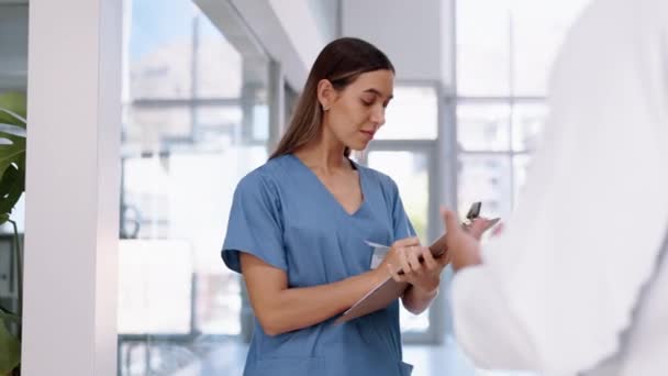 Schrijven Rapporteren Checklist Met Verpleegkundige Arts Voor Medisch Teamwerk Ondersteuning — Stockvideo
