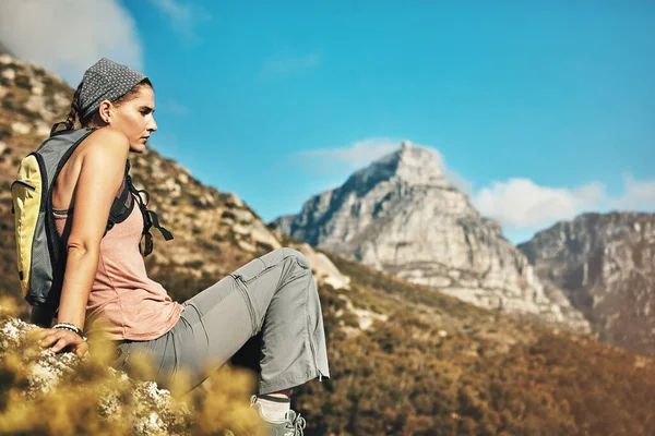 新鲜空气可以打开你的世界 一个年轻的女人在爬山时休息一下 — 图库照片