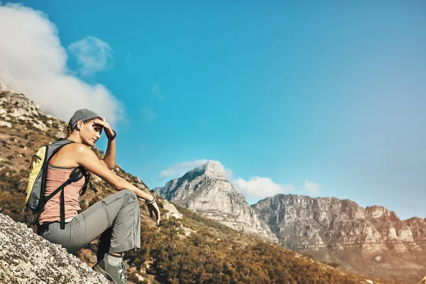 享受大自然中的独处时光 一个年轻的女人在爬山时休息一下 — 图库照片