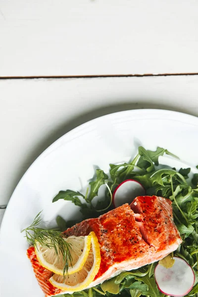 Υγιές Νόστιμο Και Τόσο Θρεπτικό Μαγειρεμένο Ψάρι Γαρνιρισμένο Φέτες Λεμονιού — Φωτογραφία Αρχείου