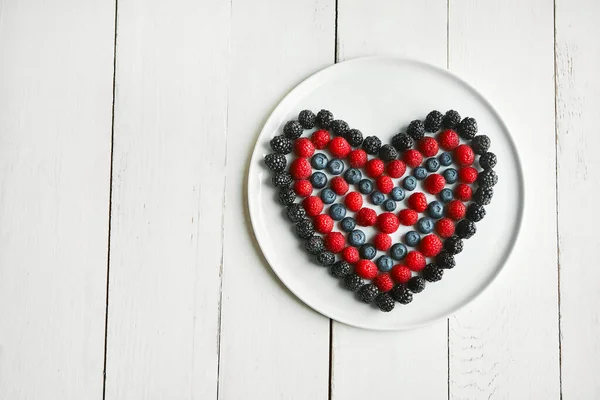 Essen Für Die Verliebten Hochwinkelaufnahme Von Beeren Herzform Auf Einem — Stockfoto
