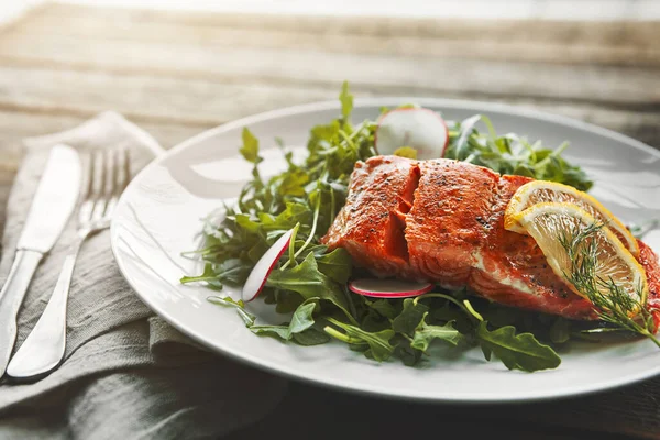 Γεμίστε Πρωτεΐνη Μαγειρεμένο Ψάρι Γαρνιρισμένο Φέτες Λεμονιού Και Φρέσκα Φύλλα — Φωτογραφία Αρχείου