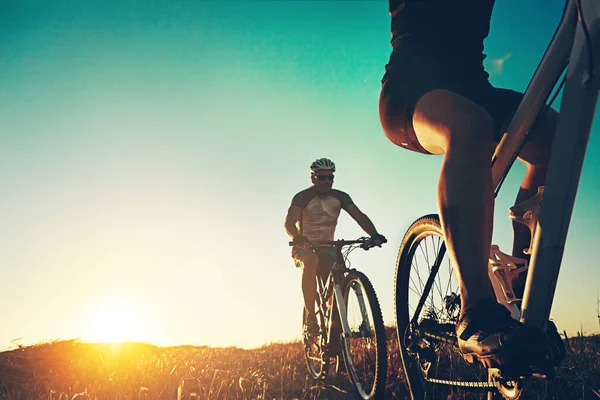 Gibt Keine Spur Hart Ein Paar Abenteuerlustige Mountainbiker Auf Einem — Stockfoto