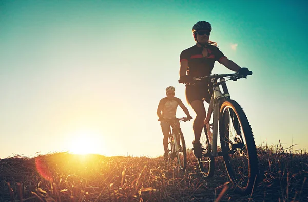 Rambling Countryside Pair Adventurous Mountain Bikers Out Trail Sunny Day — Stock Photo, Image