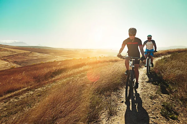 Found Love Out Trails Two Cyclists Out Cycling Countryside — Stock Photo, Image