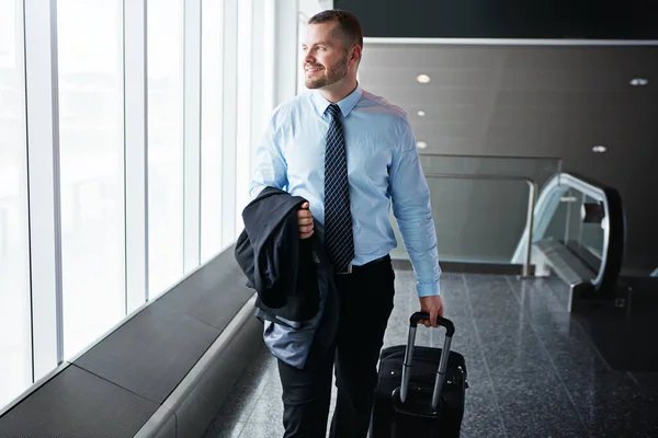 Reflekterar Över Lyckad Affärsresa Verkställande Affärsman Som Går Genom Flygplats — Stockfoto
