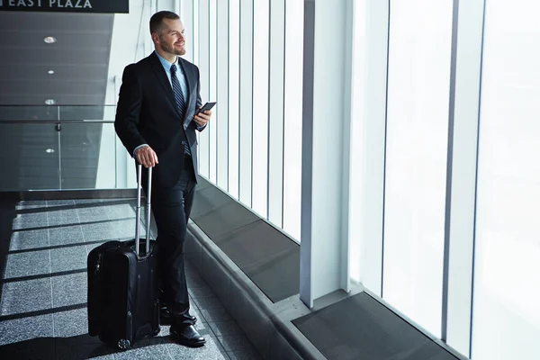 Sus Perspectivas Ven Brillantes Hombre Negocios Ejecutivo Caminando Por Aeropuerto — Foto de Stock